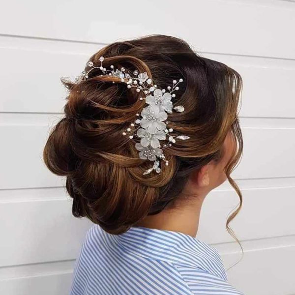 Pettinino per capelli da sposa con fiori bianchi satinati swarovski e filo d'argento 01