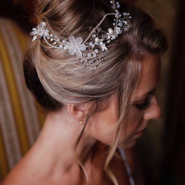 elegante tralcio da sposa, con fiori delicati, elementi Swarovski, perle d'acqua dolce e filo d'argento 925 06