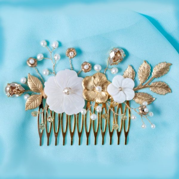 pettinino per capelli da cerimonia con fiori e foglie in ottone swarovski e perle di fiume bianche 01