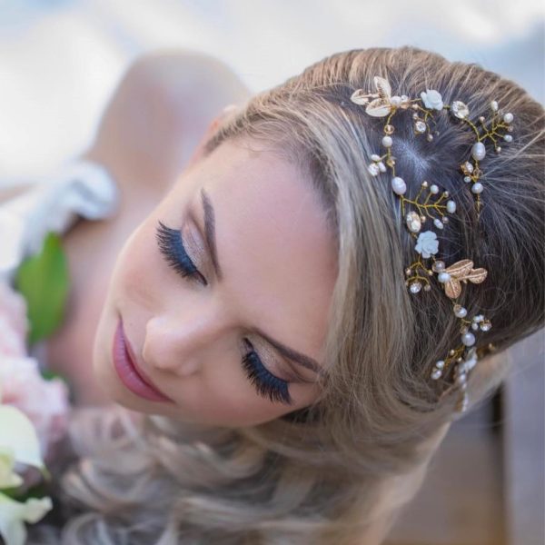 Grace - tralcio prezioso per capelli da sposa con piccole rose bianche e cristalli 10