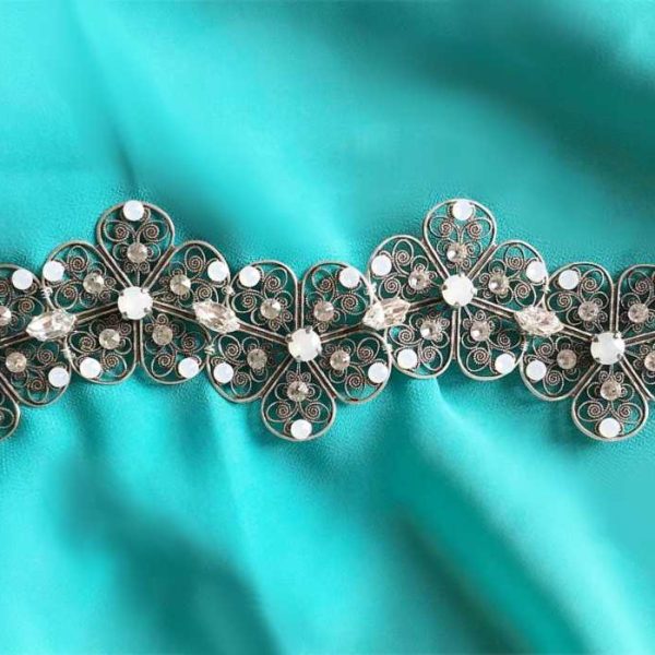 fascia per capelli con fiori di filigrana in ottone color argento e cristalli Swarovski 04