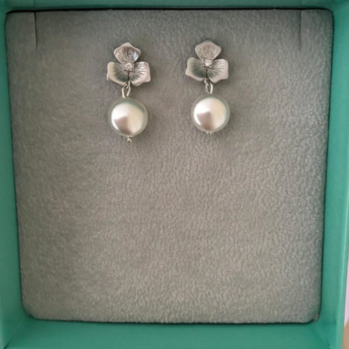 Orecchini con fiore in ottone color argento e pendente a perla