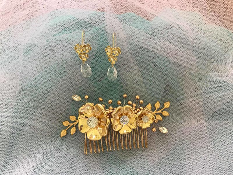 Orecchini con monachelle dorate fiori con zirconi e Swarovski crystal pendente a goccia 02