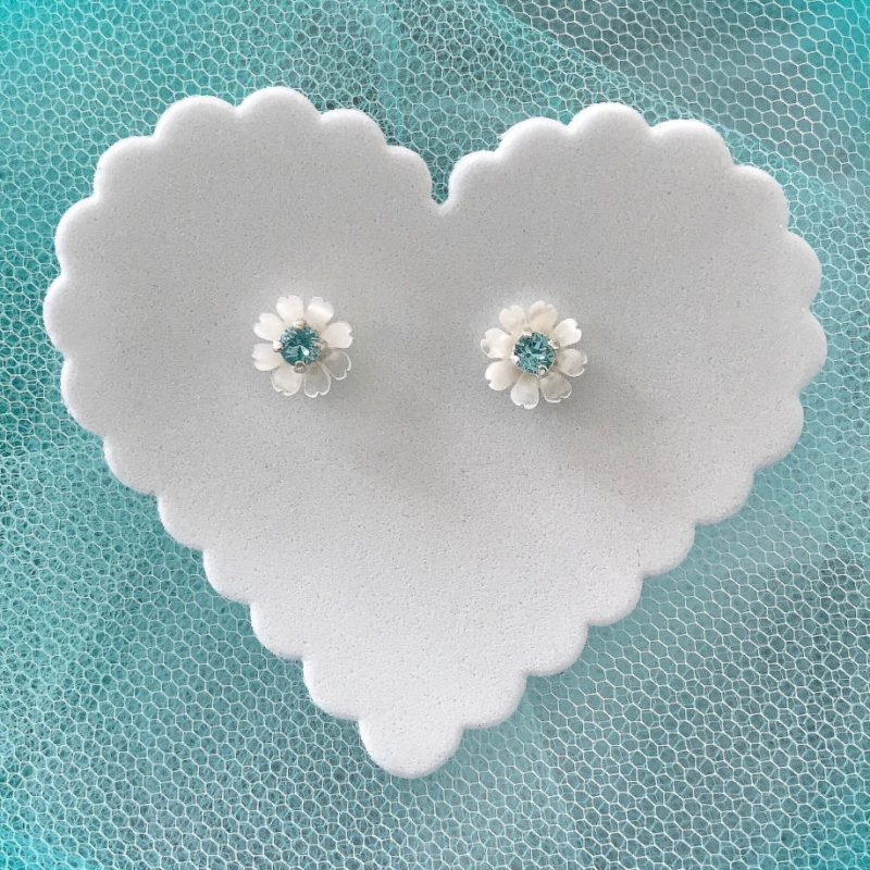 orecchini in argento fiori bianchi in madreperla e cristalli swarovski azzurri 1