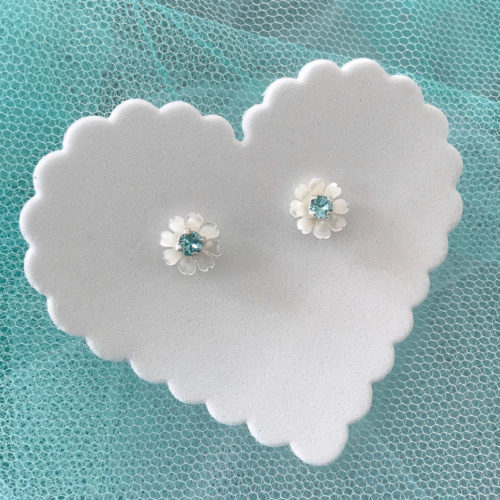 orecchini in argento fiori bianchi in madreperla e cristalli swarovski azzurri 2