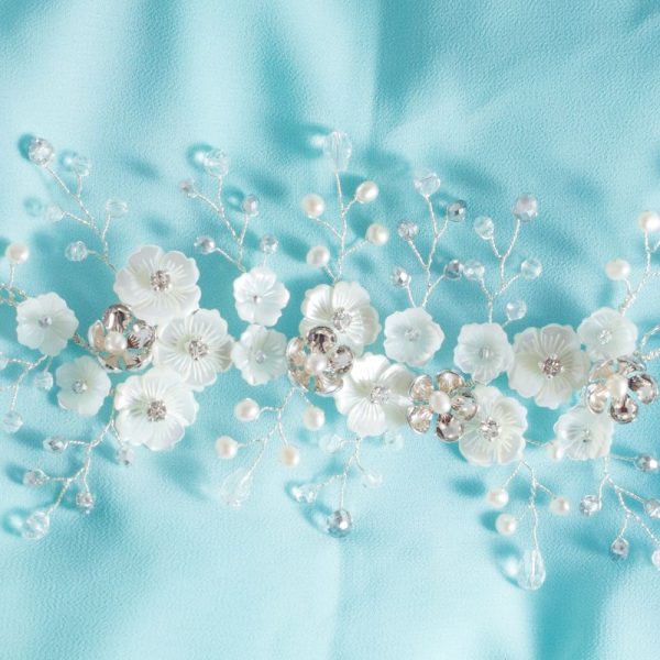 accessorio per capelli da sposa con fiori bianchi e fiori argento 03