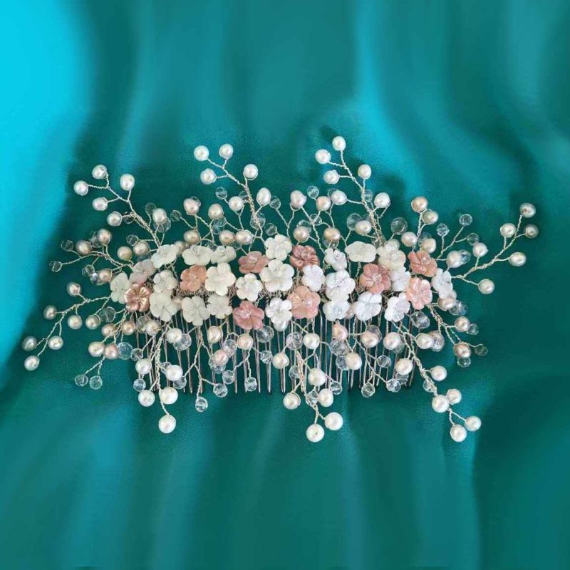Pettinino per capelli con fiori in madreperla bianchi e rosa e perle