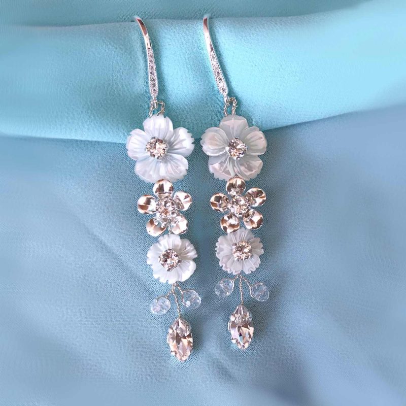 HYACINTE - Orecchini da sposa pendenti con fiori bianchi in madreperla e fiori argento