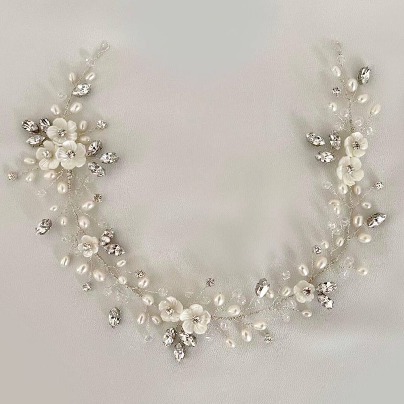 Coroncina o collana da sposa con fiori bianchi in Madreperla, perle d’acqua dolce e foglie Swarovski