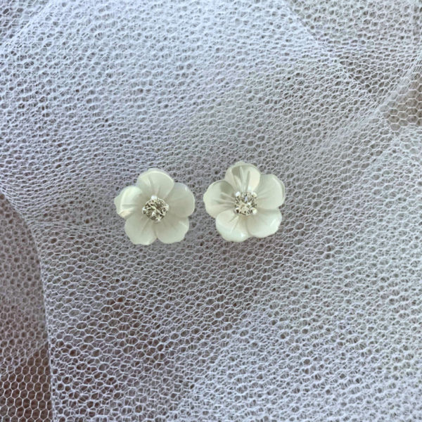 earrings with white mother-of-pearl flowers and light point 04