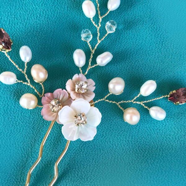 Hermeline 02 - Hair pin with white and pink mother-of-pearl flowers and burgundy Swarovski