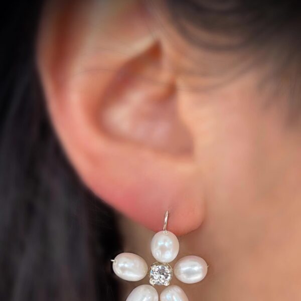 White flower-shaped earrings with pearls and Swarovski crystal 01