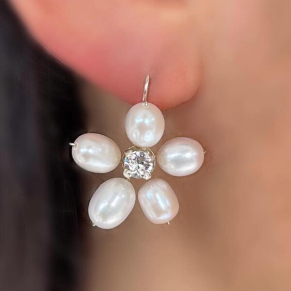 White flower-shaped earrings with pearls and Swarovski crystal 02